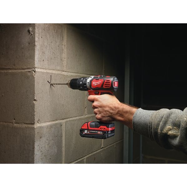 Дрель-шуруповерт с ударом аккумуляторная MILWAUKEE, M18 BPD-202С 4933443515 фото